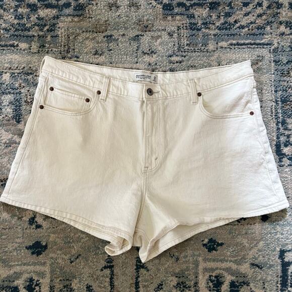 Abercrombie & Fitch The 90s Relaxed Cutoff Short High Rise - Picture 4 of 4